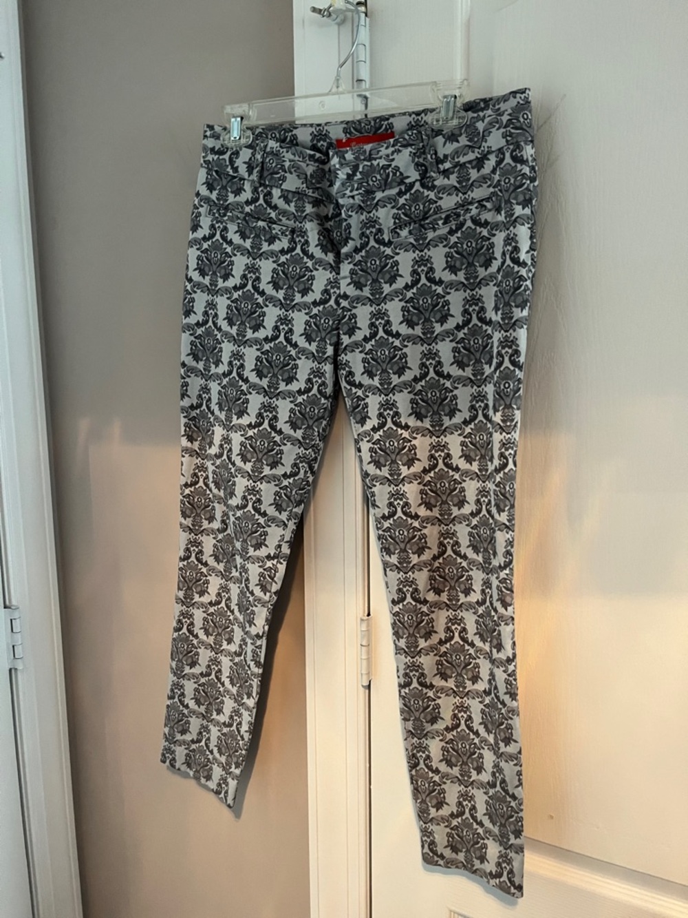 Anthropologie Women's Black & White Damask Print pants size 6 nwot